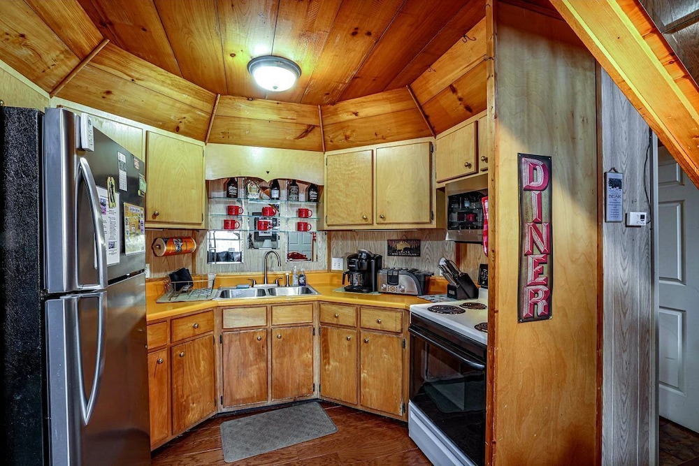Bear Creek Lodge and Cabins in Helen Ga - Pet Friendly, River on Property, Walking Distance to downtown Helen