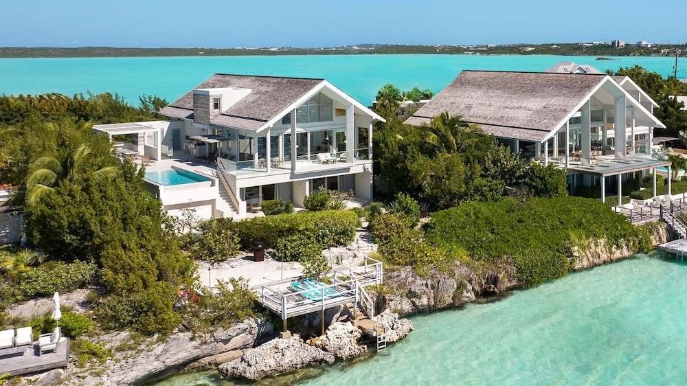 La Mer Villa West Luxury Oceanfront on Sapodilla Bay