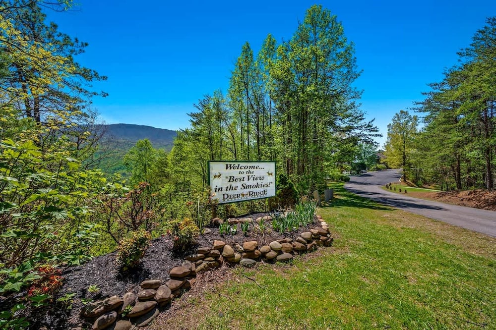 Hot Tub Heated Pool Mountain Views Sleeps 6