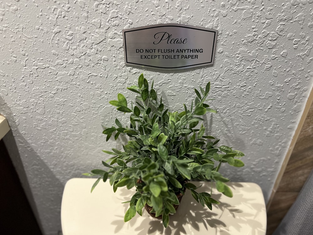 Stunning 3-bed House in Hollywood With hot tub - Image 4