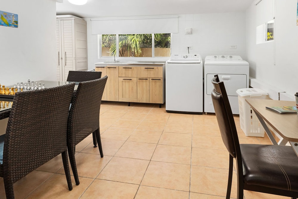Cozy 3BR Town Home in Gated Community Palm Beach