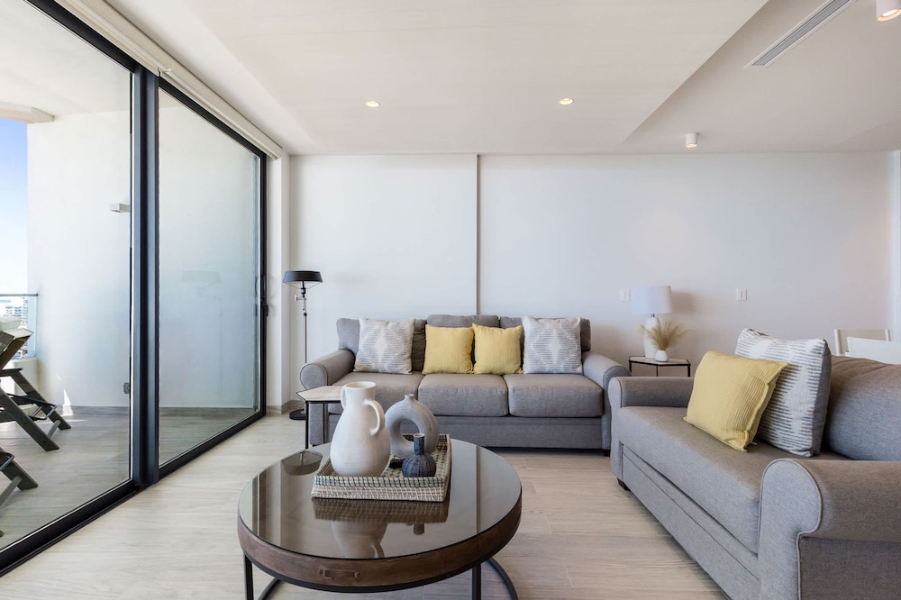 Oceanfront Vibes Iconic Beachside Getaway