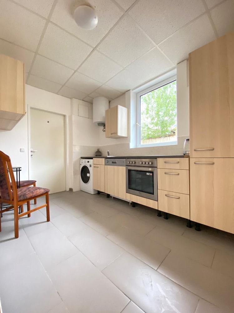 Stylish Shared 3-Bedroom Stay Near City