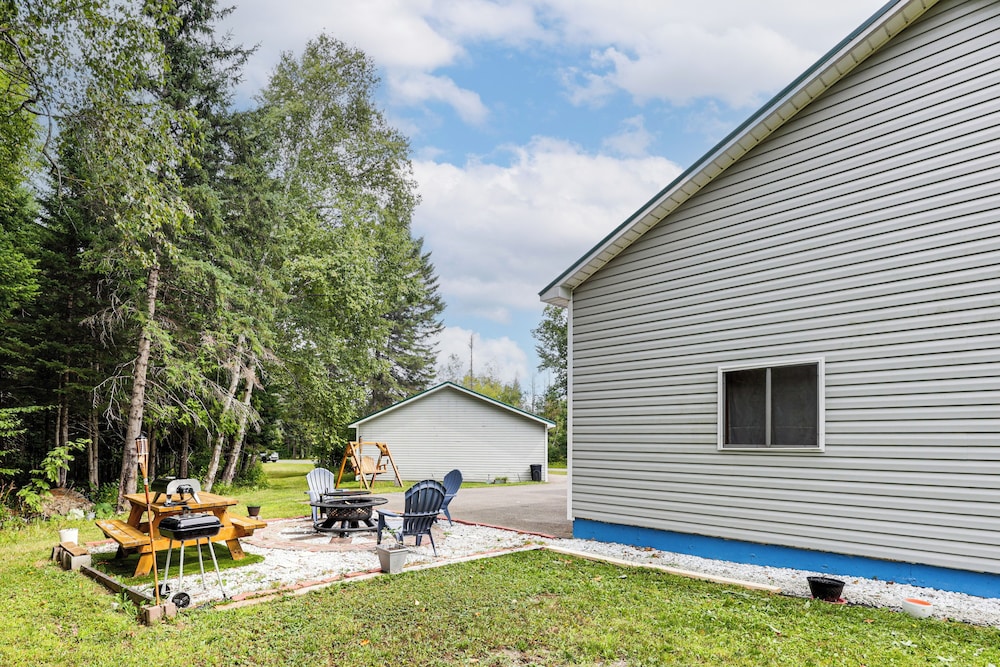 Family-friendly Home w/ Furnish Patio in Crystal!