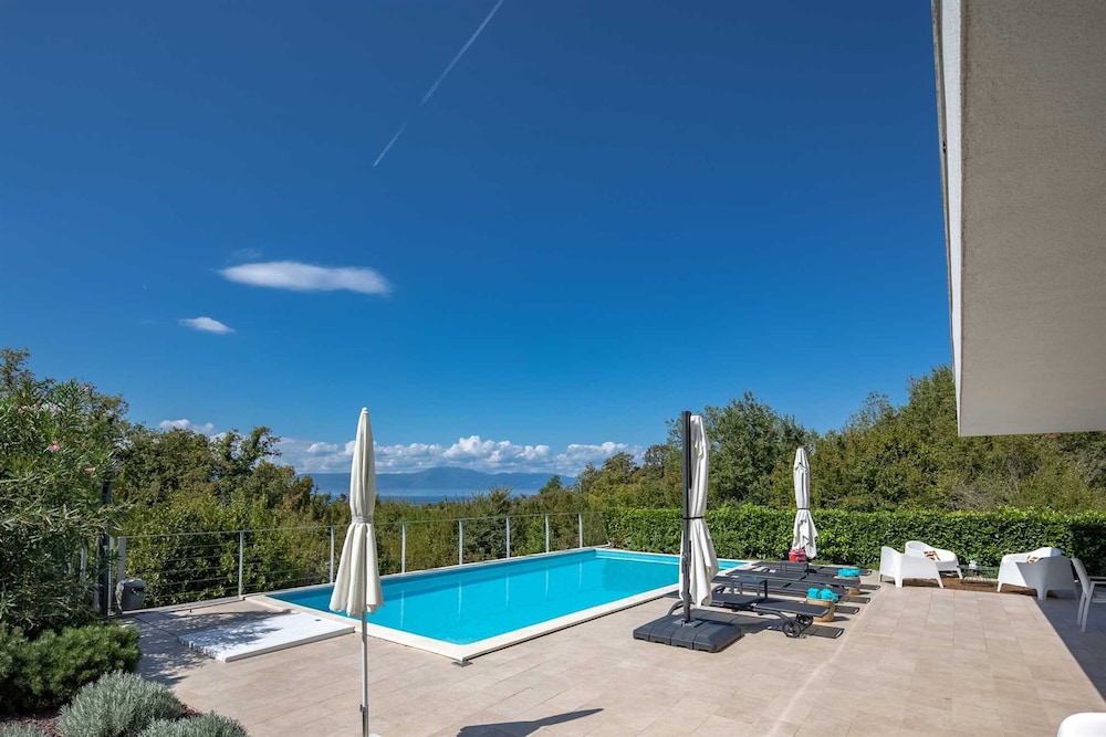 Villa Luxor With Heated Pool