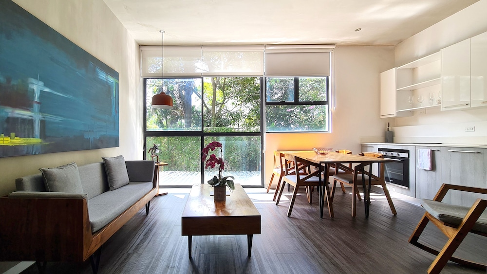 BEE Suites Santa Ana