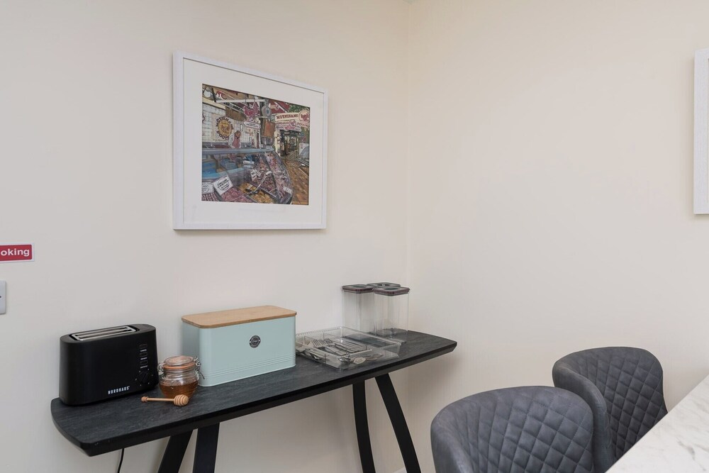 2br-sleeps4-parking-nearcork-6mintoairport