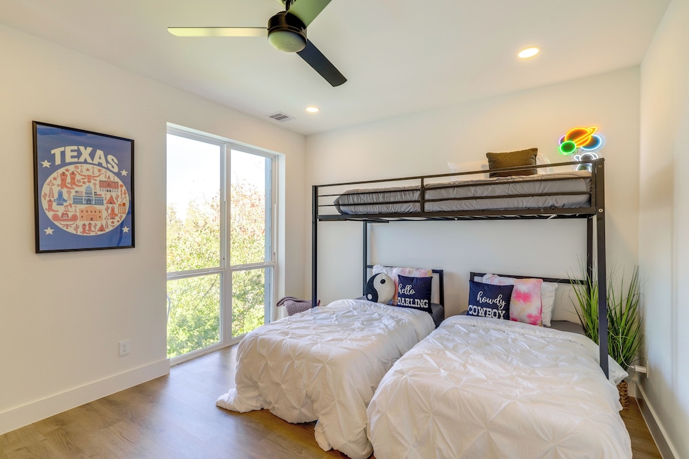 3 Mi to Dtwn: Modern Townhome w/ Yard in Houston