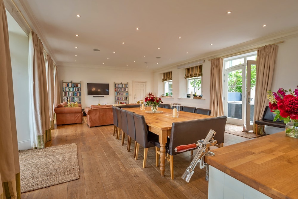 Self-catering Retreat With Pool, hot tub