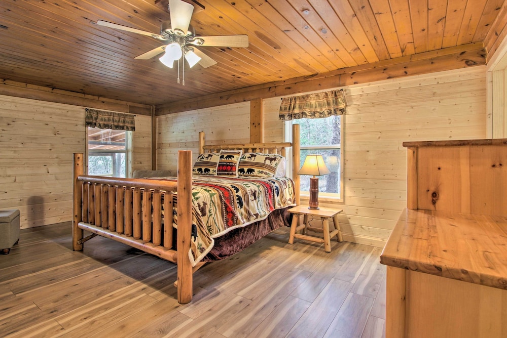 Gatlinburg Cabin: Hot Tub, Deck, Games