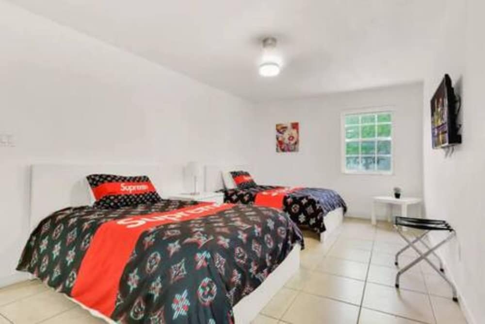 2710 Heated Pool 7 Beds 5 Baths Sleep 15 Park 4 Car