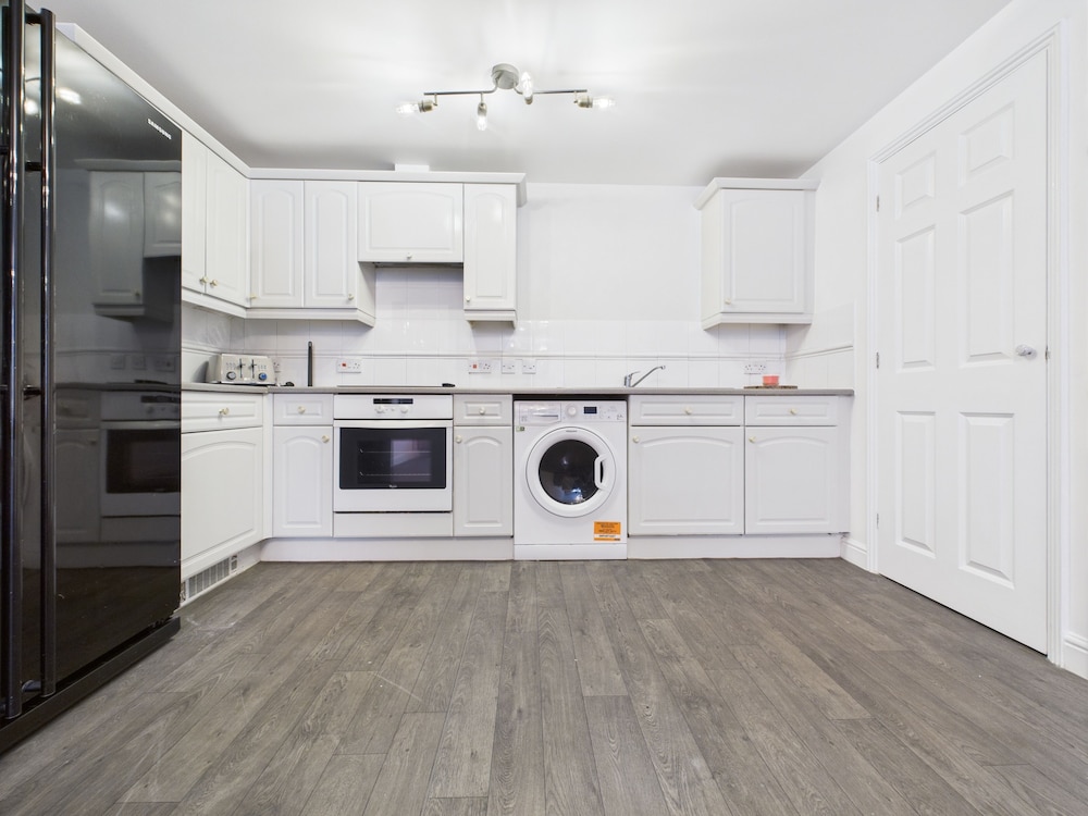 Modern Chaffordhundred Apartment Long Stay Sleeps2