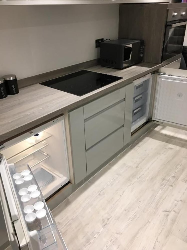 Spacious1br-6guests-walktoshops-fastwifi