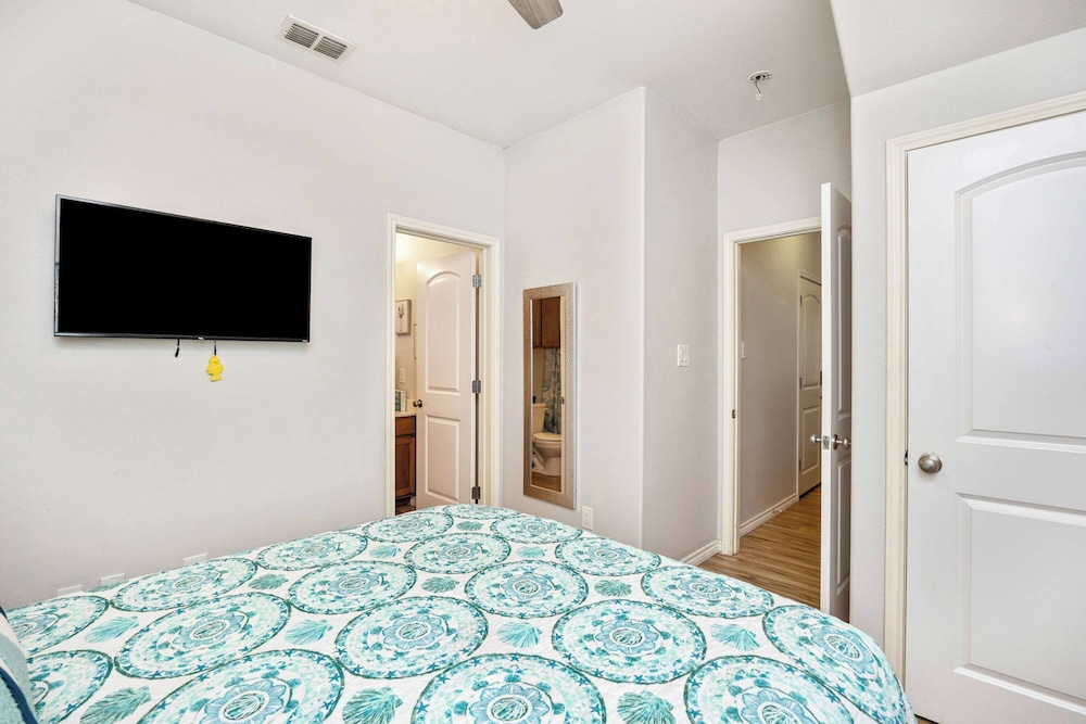 Coastal Townhouse TX Retreat!