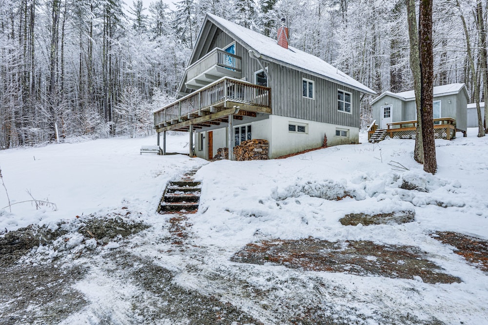 Cozy Vermont Escape w/ Deck, Near Skiing! view 3