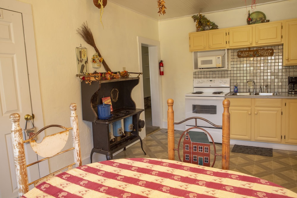 The Chimney Rock Inn & Cottages