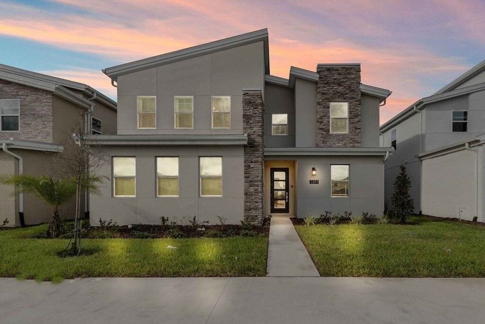 6 Bedrooms S / Storey Lake Home by RedAwning