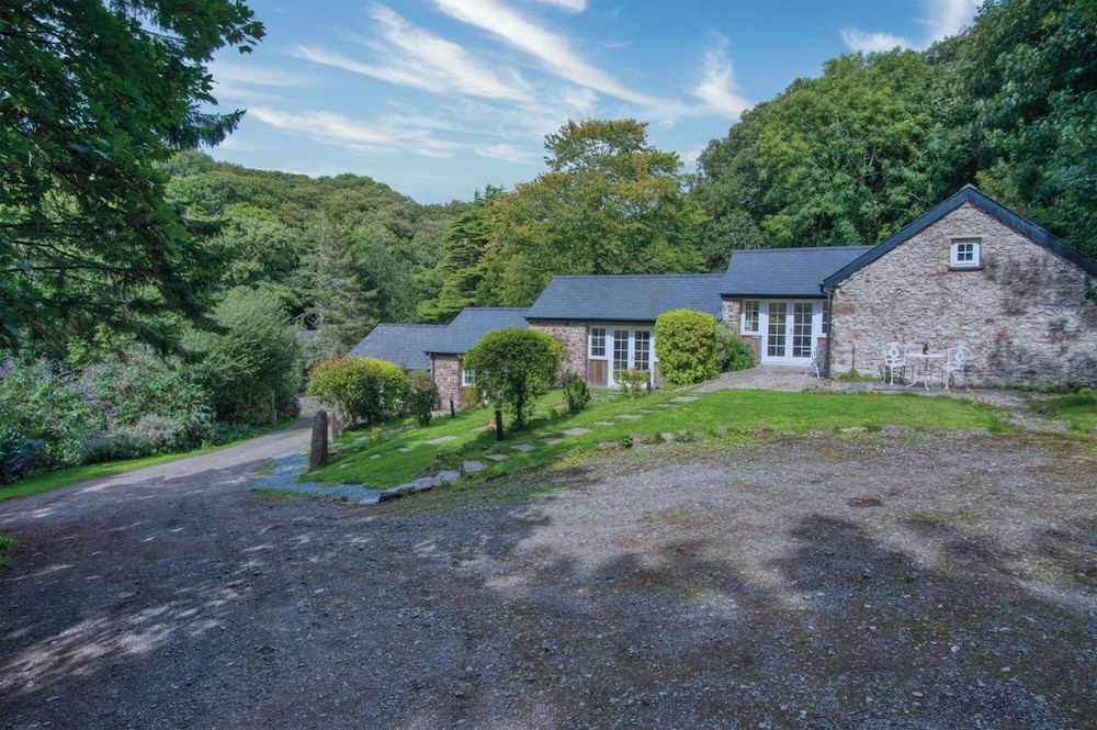 Brynach - 1 Bedroom Studio - St Ishmael s view 5