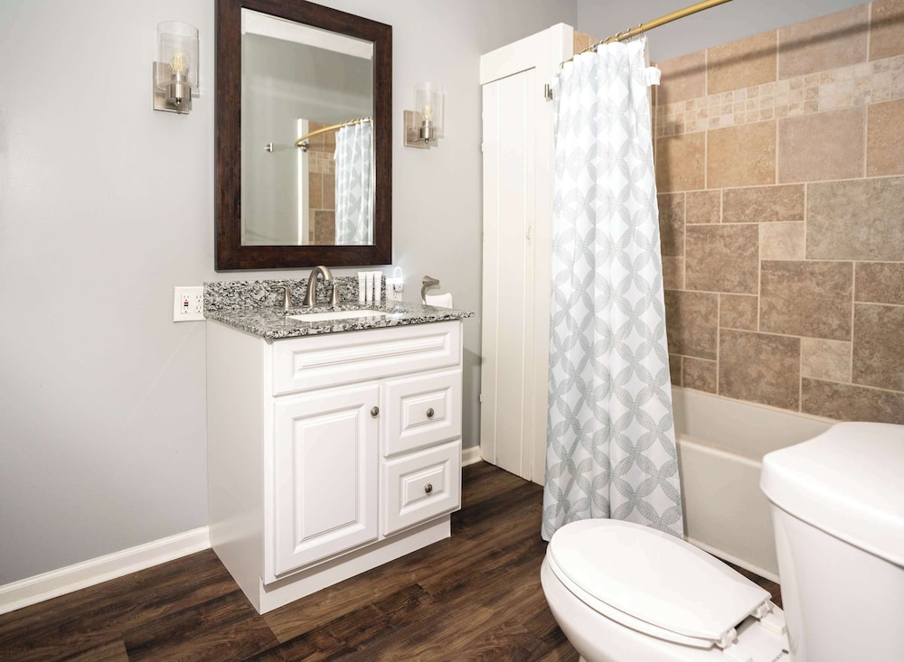 Three Blocks From Paradise Cozy Home for 8 Near Lake Geneva