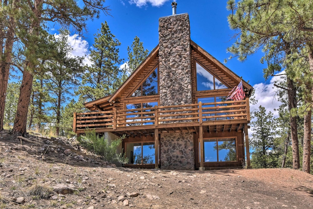 Quiet Guffey Getaway w/ Private Deck, Pond & Canoe