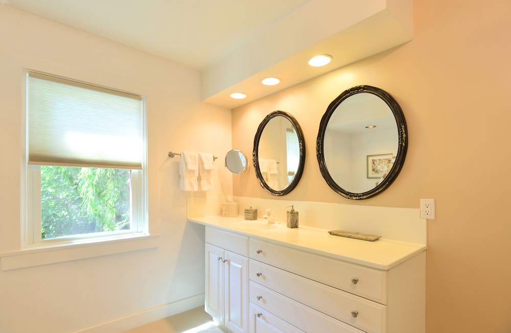 1795 Acorn Inn B&B