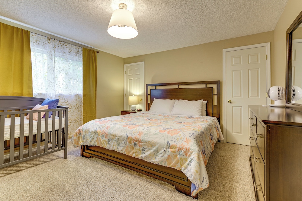 Family Retreat w/ Hot Tub & Game Room in Everett!