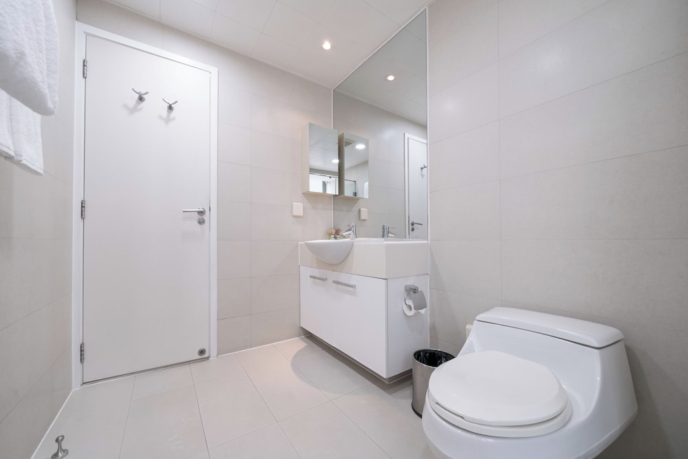 Tyms 3BR 2BA Apt Xujiahui Center