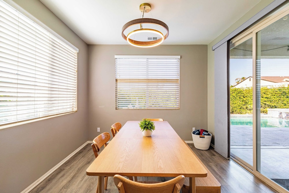 Luxe Indio Stay w/ Pool, Tiki Bar & Fire Pit Near Coachella Longfellow