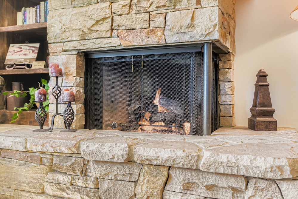 Charming 2br Escape Hot Tub, Bbq & Mountain Comfort 1424 2 Bedroom Condo