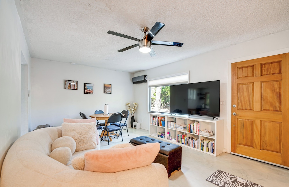 4 Mi to UF: Pet-friendly Home w/ Yard & Deck