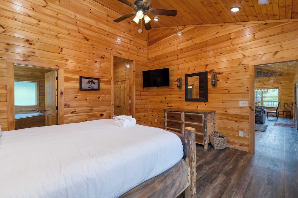 Sleeps 24 2 Homes, Hot Tub, Sauna, Movie Theater, Firepit, Pool, Tennis Courts