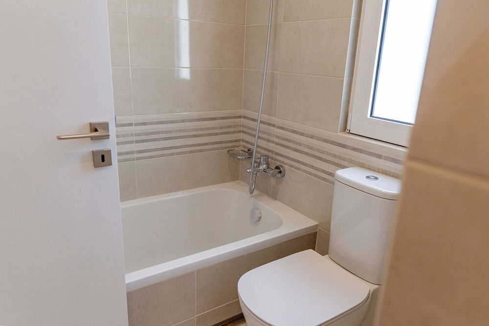 Phaedrus Living: Seaside Thalassa Cretan D101