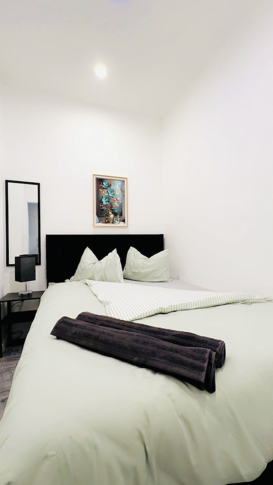 Budget 1BR Apt with Living Room AKH