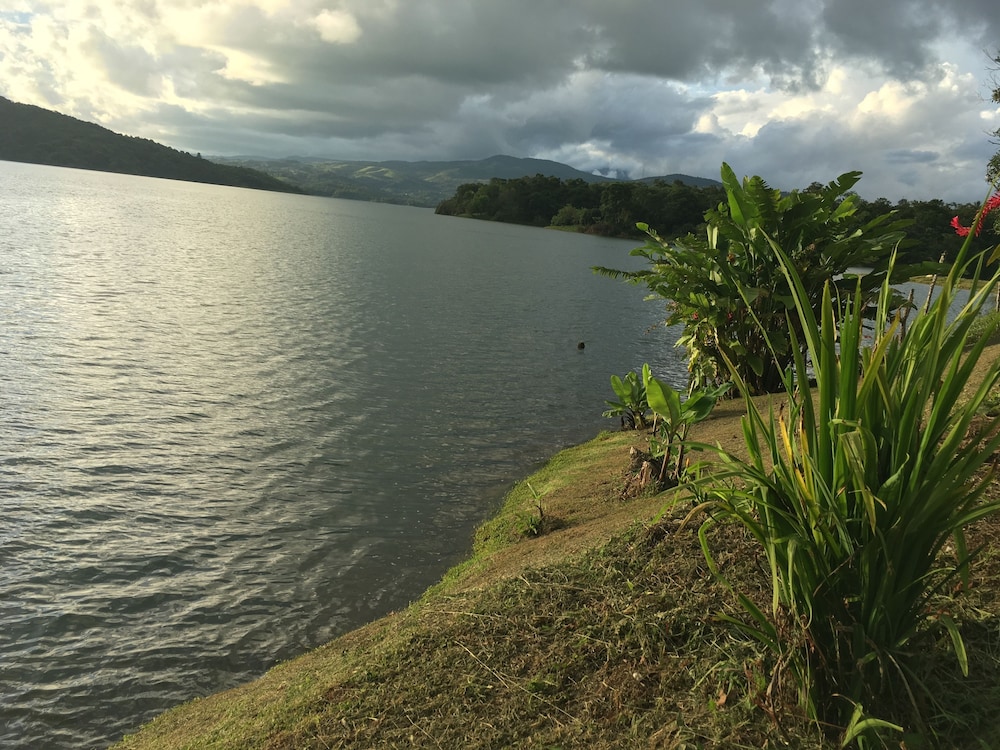 BlueBay Bugenvil Lake Lodge