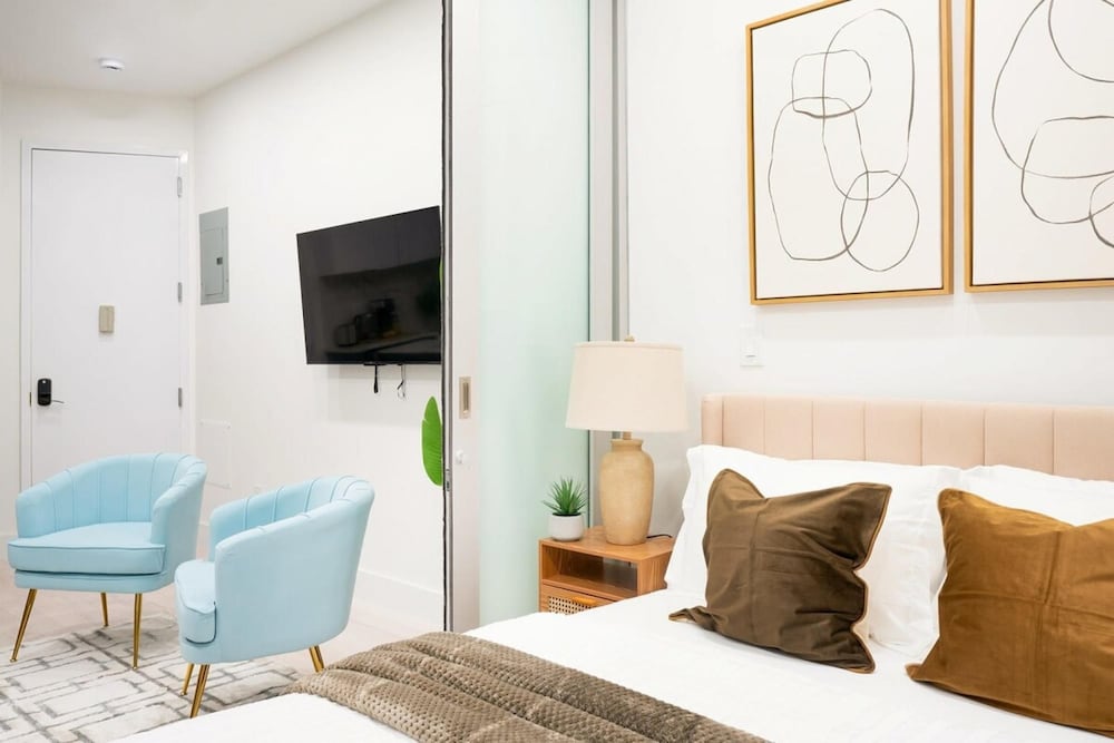 317-2a Sleek Modern 1Br UES W D