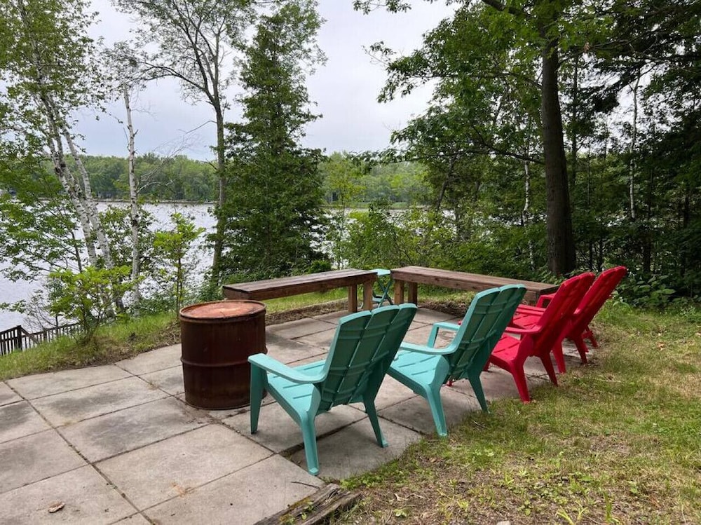 Marmora Hideaway - Peaceful Cottage w Wi-fi Clearwater