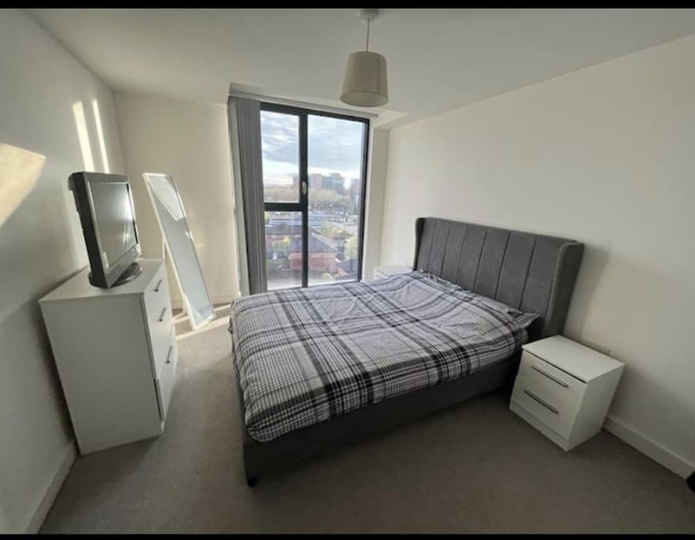Impressive 1 Bed Apartment - Chavasse Apartments view 2