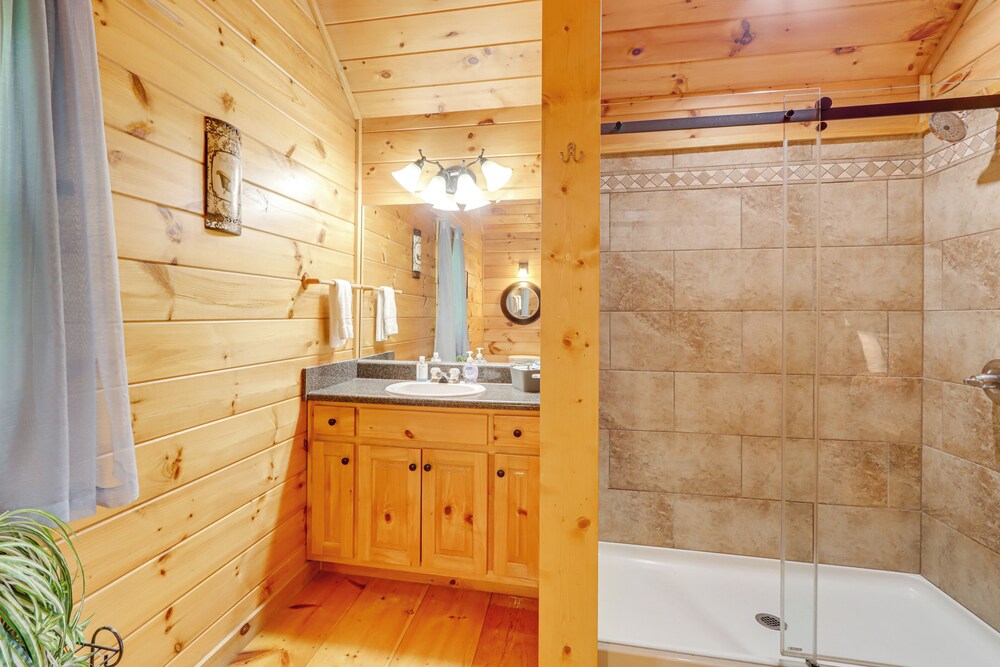 Pet-friendly Resort Cabin 5 Mi to Dtwn Ellijay!