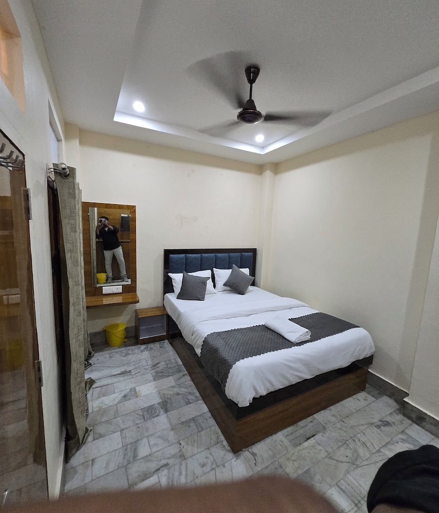 Rudra PGH - just near Temple & Ghats