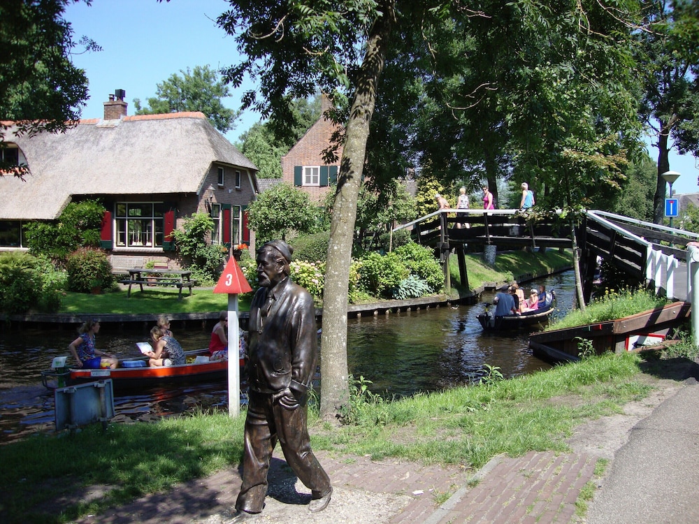Beautiful Cottage Near Giethoorn