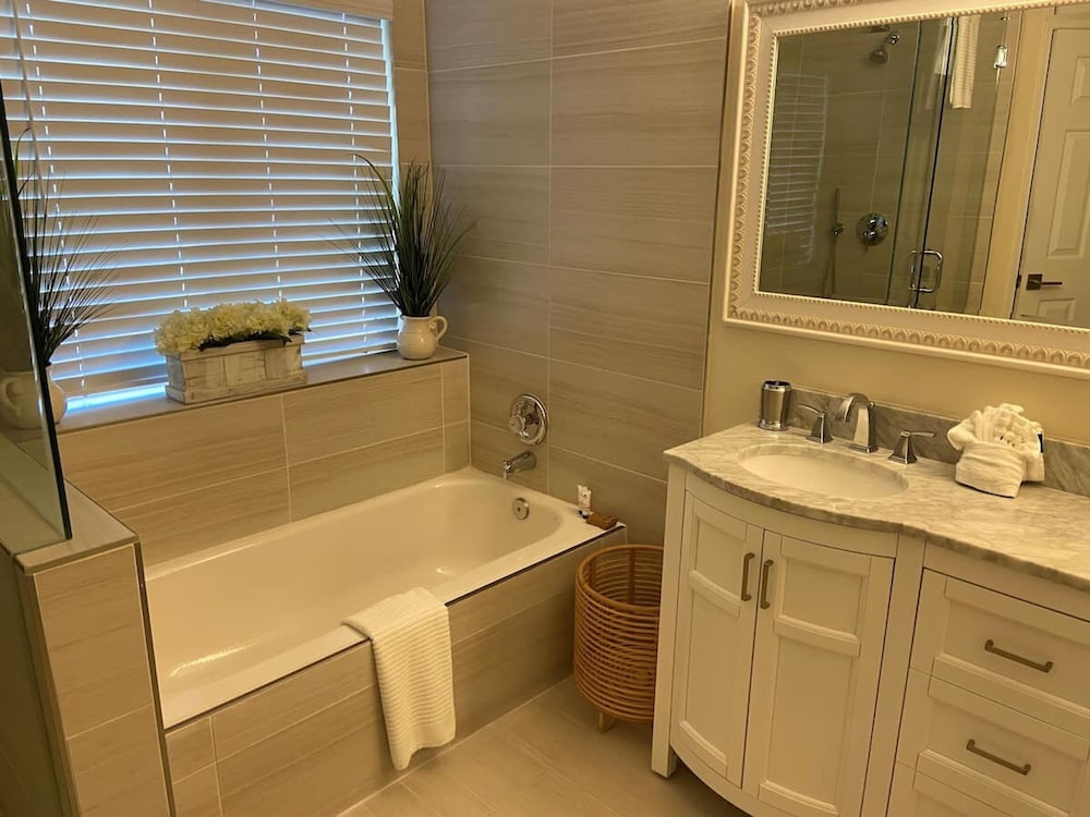 Stunning 5 Star Home Retreat Private Pool Spa BBQ 4 BR
