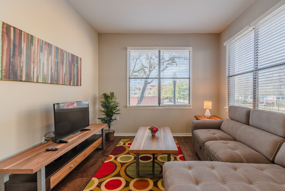 Corporate Apartments - Uptown Dallas view 3