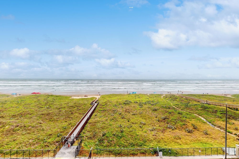 Resort 2BR Condo w/ Gulf-front Balcony & Hot Tub