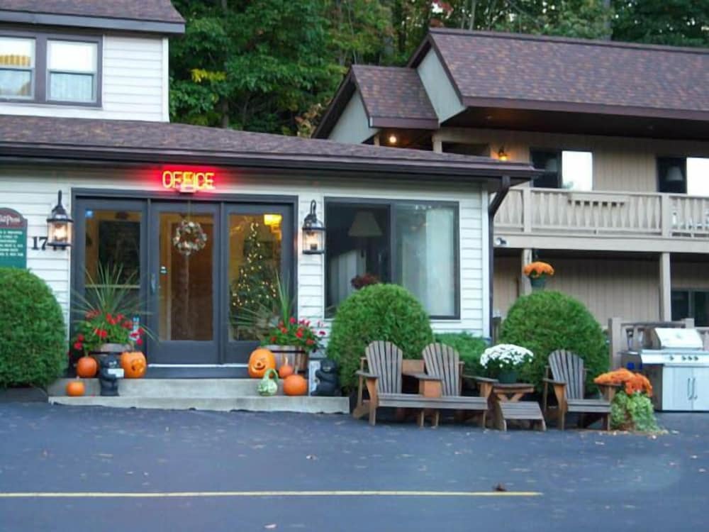 Tall Pines Motel