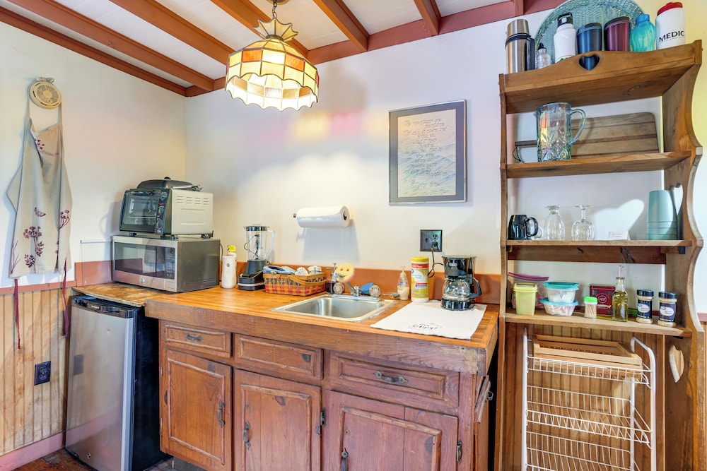 Cozy Luray Cabin w/ Views: Near Hiking Trails!