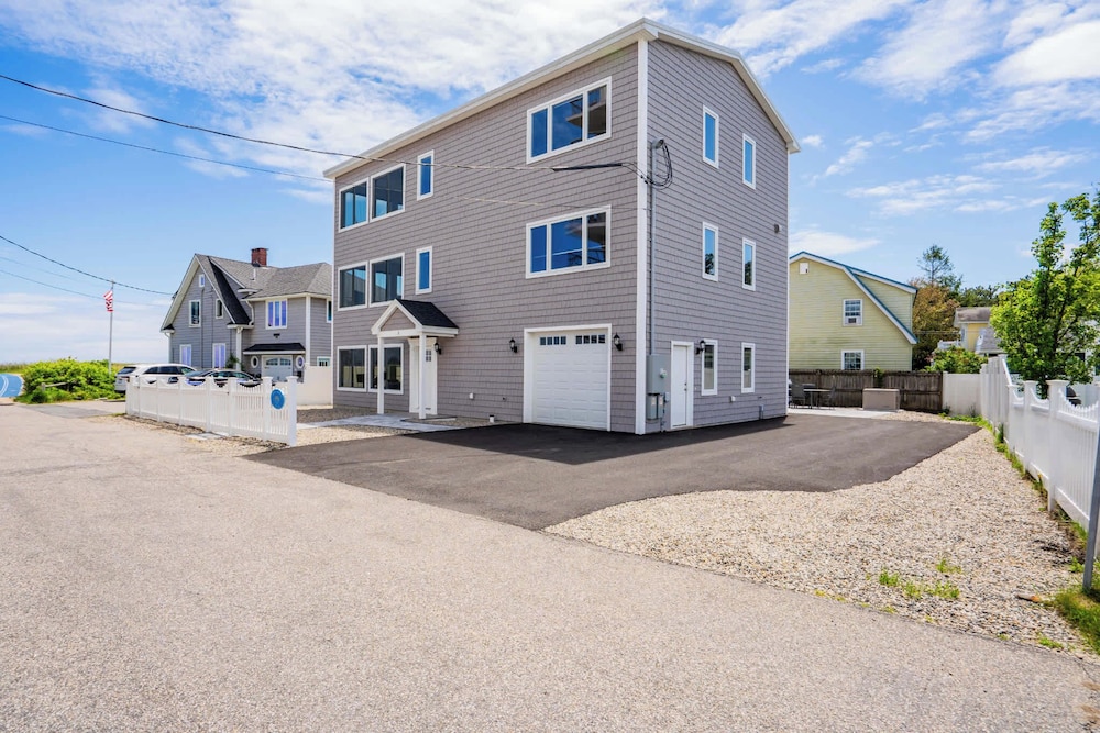 Oceanfront Home - Beach Access - Deck + Ping Pong