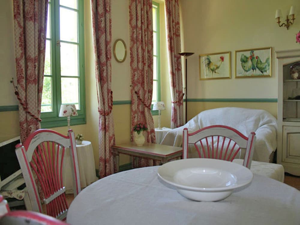 Cosy Flat in a Drome Chateau With Pool