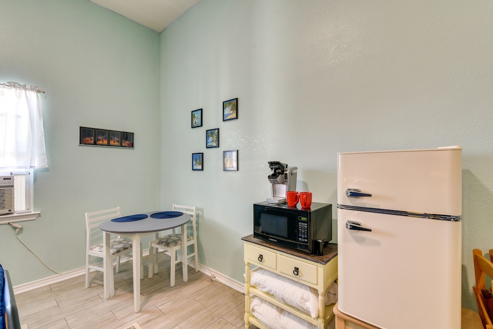 Galveston Getaway: Spacious Home < 1 Mi to Beaches