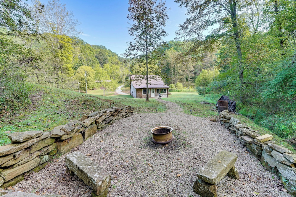 Rustic, Woodsy Cabin in Palestine w/ Pool Table!