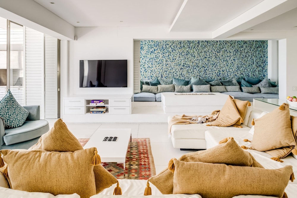 Villa Bleu Blanc in Camps Bay With Pool and Views